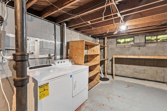 6105 Crown Lane, Des Moines, IA 50311