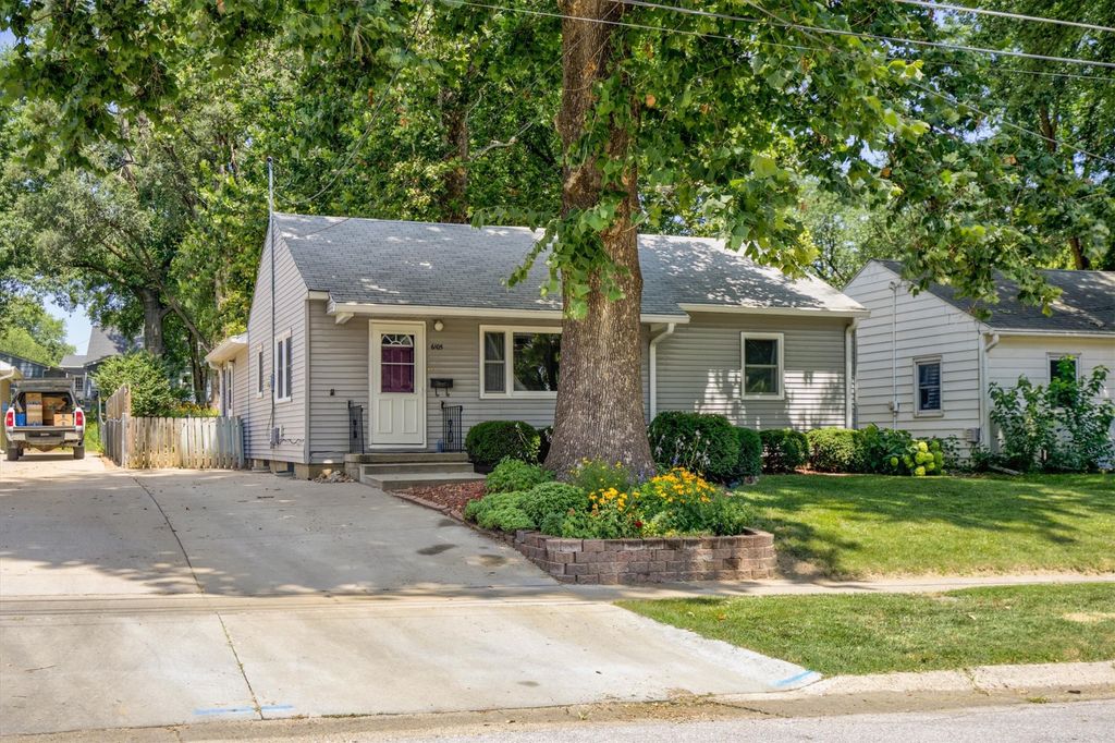 6105 Crown Lane, Des Moines, IA 50311