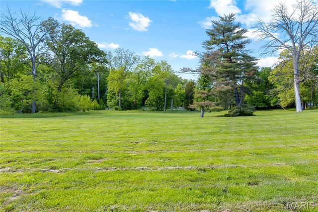 900 Weidman Road, Town And Country, MO 63017