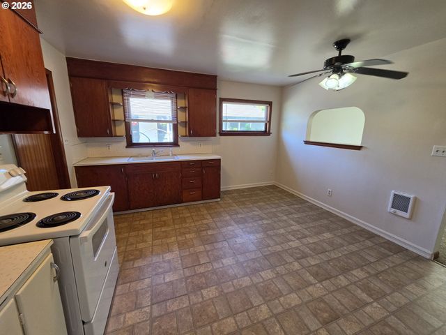1305 8TH Ave, Longview, WA 98632