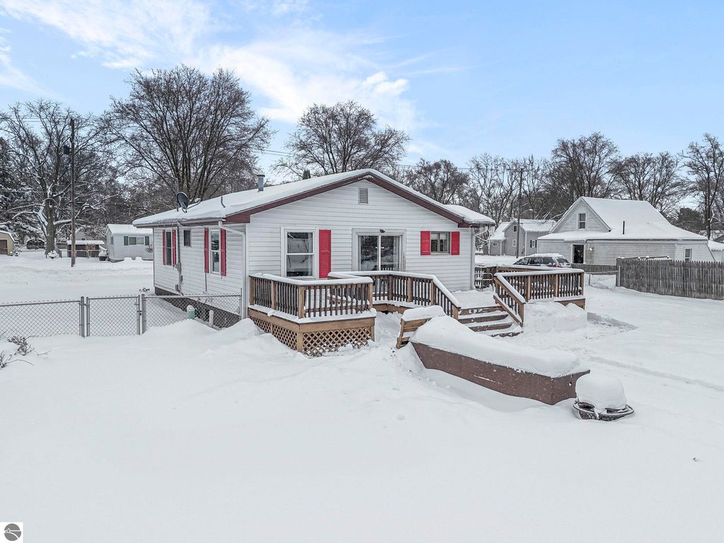 Image 2 of property listing at 439 Colfax Street, Cadillac, MI 49601