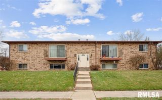 310 30TH Avenue Court 7, Moline, IL 61265