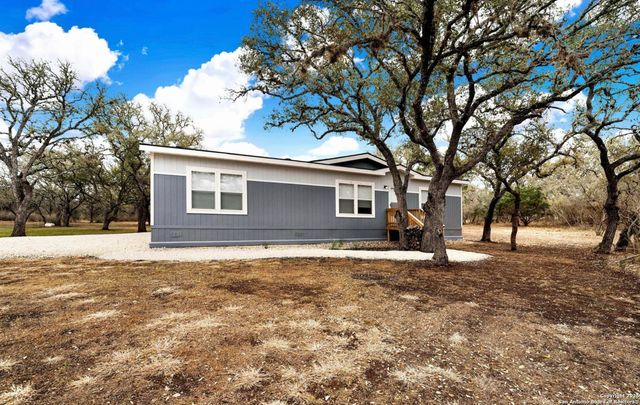 1368 County Road 171, Nixon, TX 78140