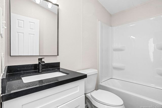 1368 County Road 171, Nixon, TX 78140