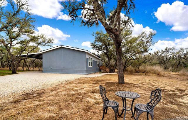 1368 County Road 171, Nixon, TX 78140