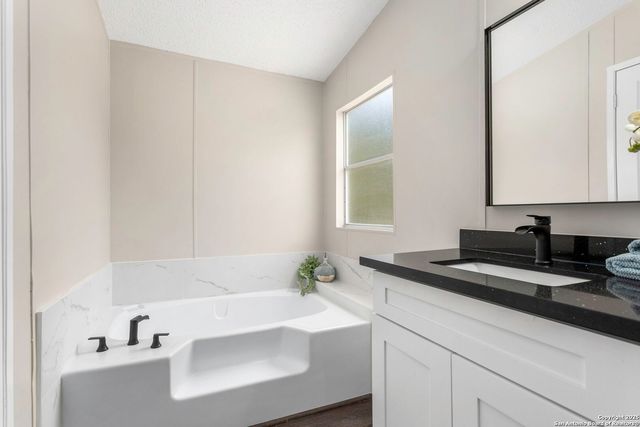 1368 County Road 171, Nixon, TX 78140