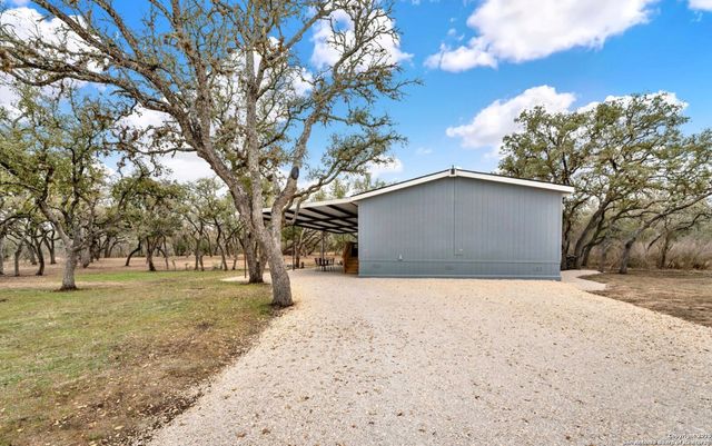 1368 County Road 171, Nixon, TX 78140