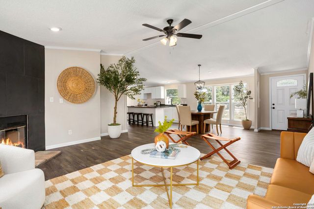 1368 County Road 171, Nixon, TX 78140