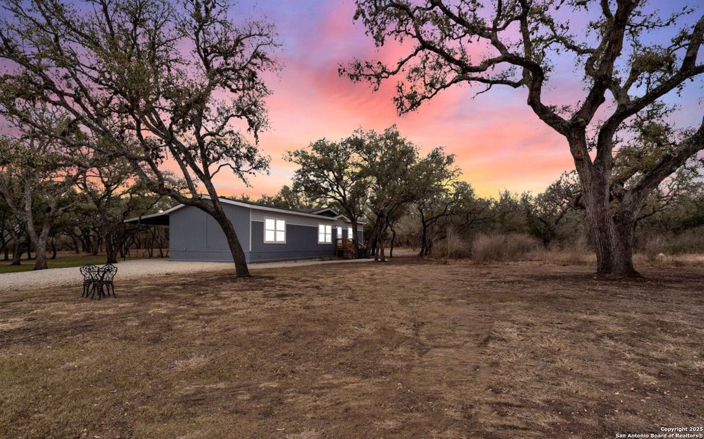 1368 County Road 171, Nixon, TX 78140