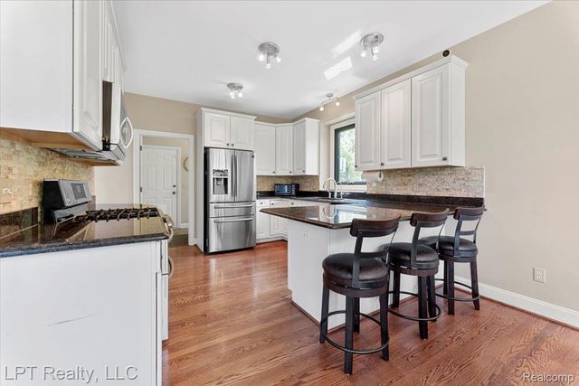 8617 Bonaventure Drive, Green Oak Township, MI 48116