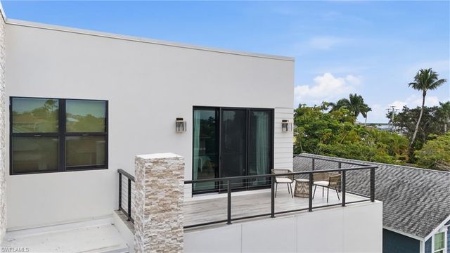 107 W Hilo ST, Naples, FL 34113