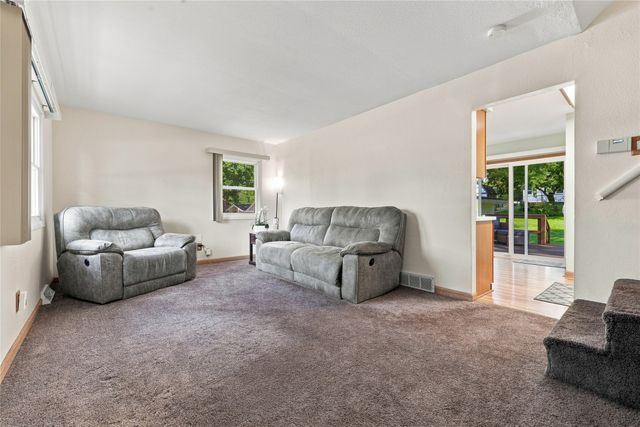 110 Gepke Parkway, Des Moines, IA 50320
