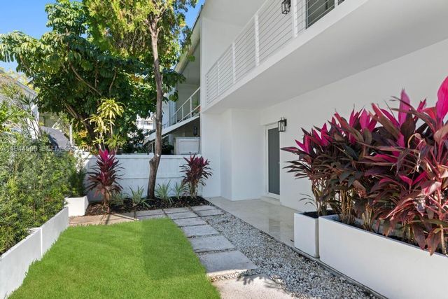 7286 Gary Ave, Miami Beach, FL 33141