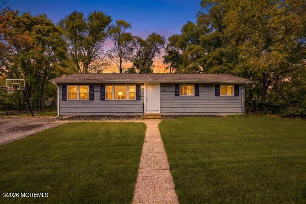 32 Goldweber Avenue, Jackson, NJ 08527
