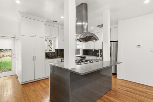 825 Thomasson Drive, Dallas, TX 75208