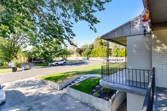 2080 E SANDS DR, Holladay, UT 84124