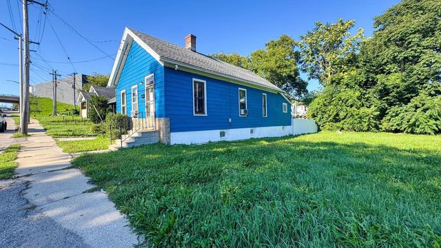 1332 S Memorial DRIVE, Racine, WI 53403