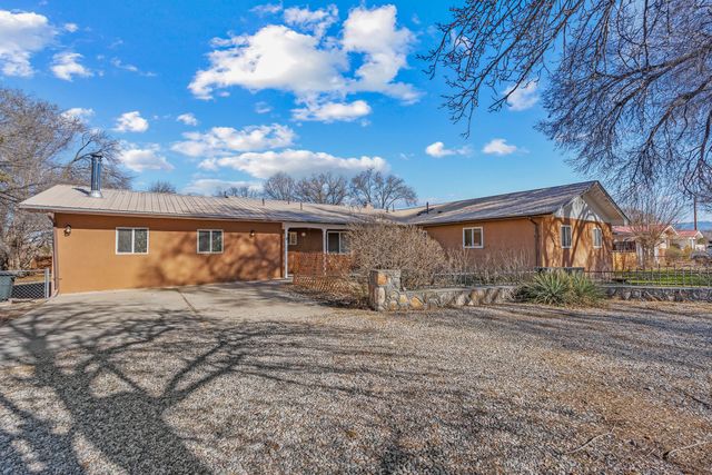 5 Walnut Loop, Espanola, NM 87532