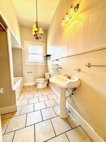 211 E Phillips Street, Conroe, TX 77301