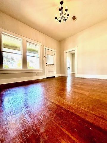 211 E Phillips Street, Conroe, TX 77301