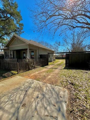 211 E Phillips Street, Conroe, TX 77301