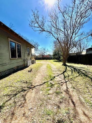 211 E Phillips Street, Conroe, TX 77301
