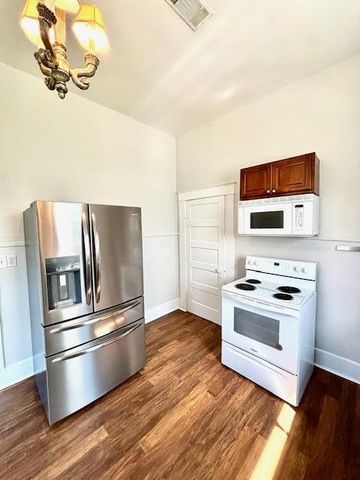 211 E Phillips Street, Conroe, TX 77301