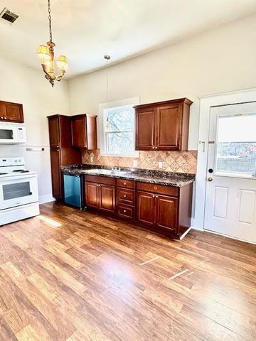 211 E Phillips Street, Conroe, TX 77301