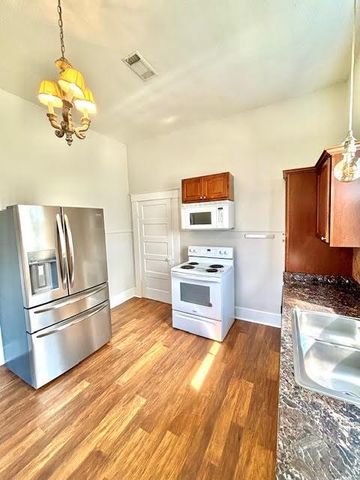 211 E Phillips Street, Conroe, TX 77301
