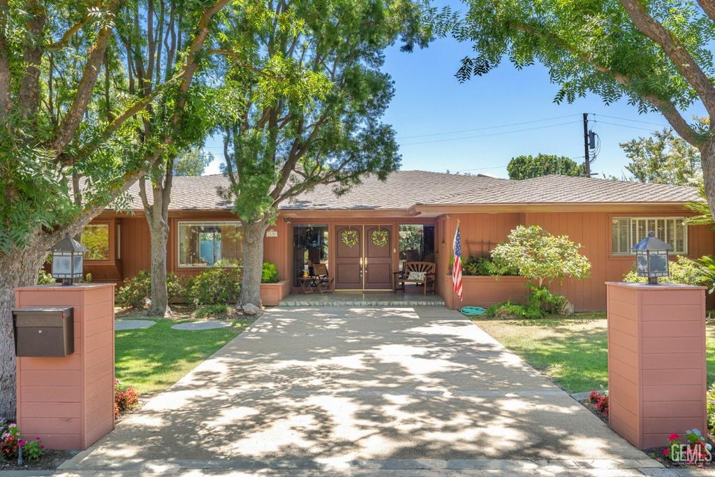 7235 Meadowbrook Lane, Bakersfield, CA 93309
