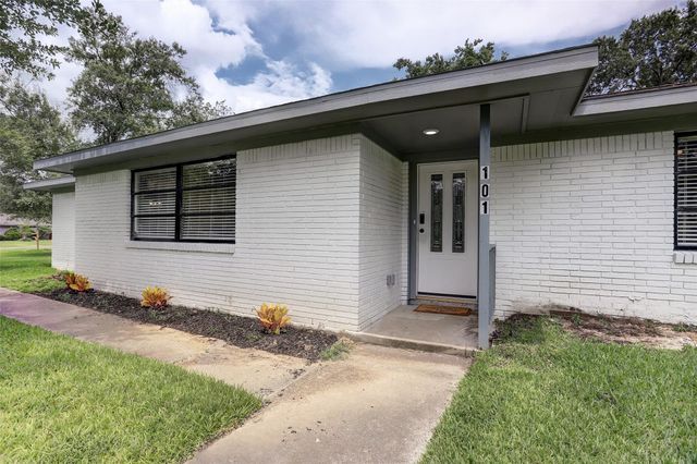 101 Tanglewood Street, Baytown, TX 77520