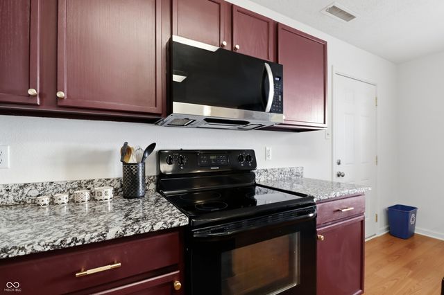 6889 W Dover Place, Mccordsville, IN 46055