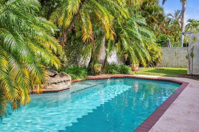320 NW 136th Ave, Miami, FL 33182