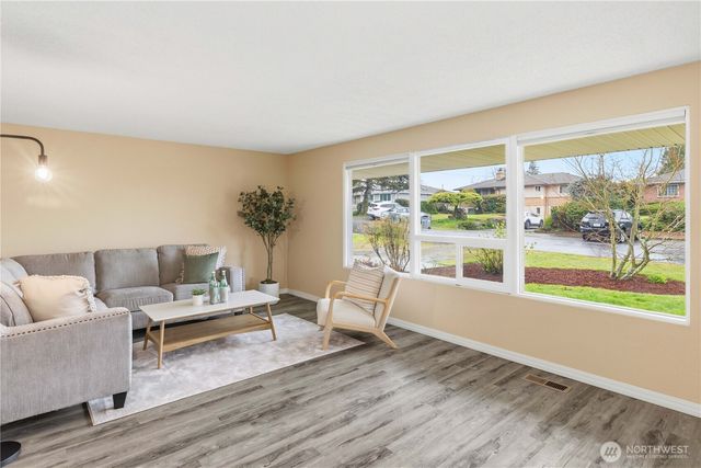 762 Hilltop Avenue, Kent, WA 98031