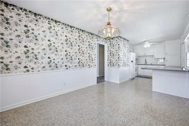 2204 Four Seasons Boulevard, Greensboro, NC 27407