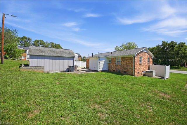 2204 Four Seasons Boulevard, Greensboro, NC 27407
