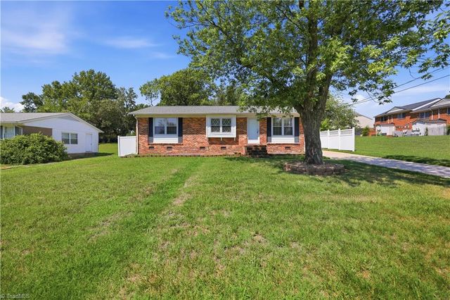 2204 Four Seasons Boulevard, Greensboro, NC 27407