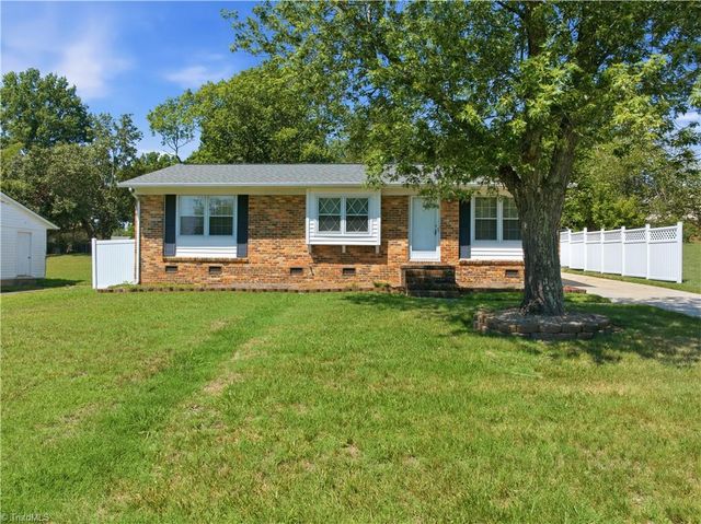 2204 Four Seasons Boulevard, Greensboro, NC 27407