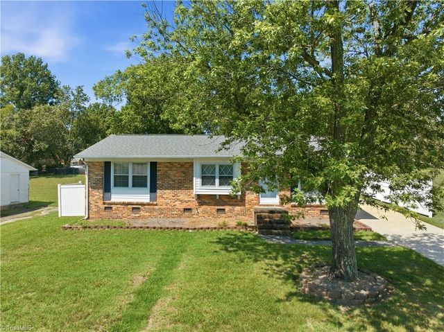 2204 Four Seasons Boulevard, Greensboro, NC 27407