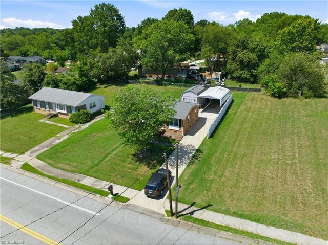 2204 Four Seasons Boulevard, Greensboro, NC 27407