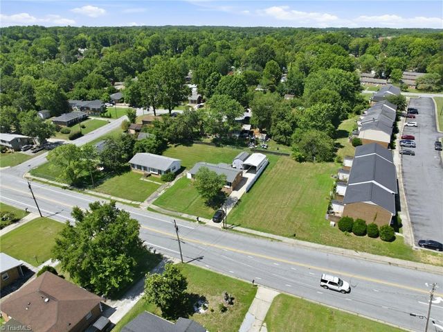 2204 Four Seasons Boulevard, Greensboro, NC 27407