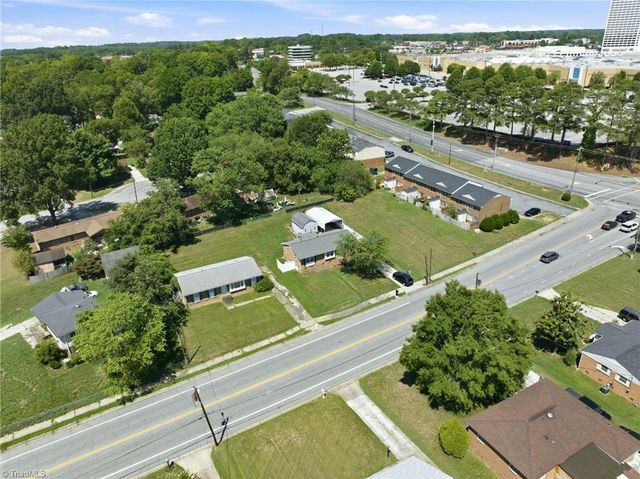 2204 Four Seasons Boulevard, Greensboro, NC 27407