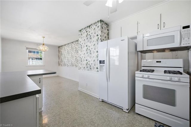 2204 Four Seasons Boulevard, Greensboro, NC 27407