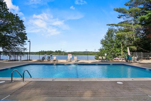 39 Pointe Rok Drive 39, Worcester, MA 01604