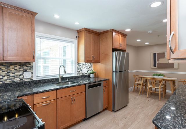 8 Ridgeview Avenue, Salem, NH 03079