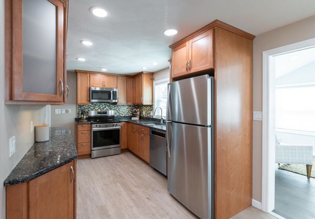 8 Ridgeview Avenue, Salem, NH 03079