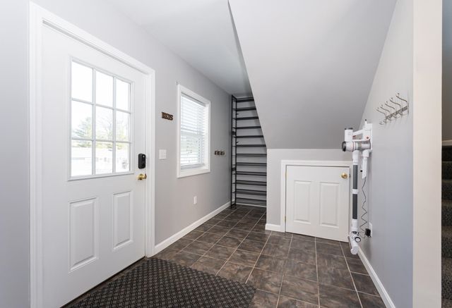 8 Ridgeview Avenue, Salem, NH 03079