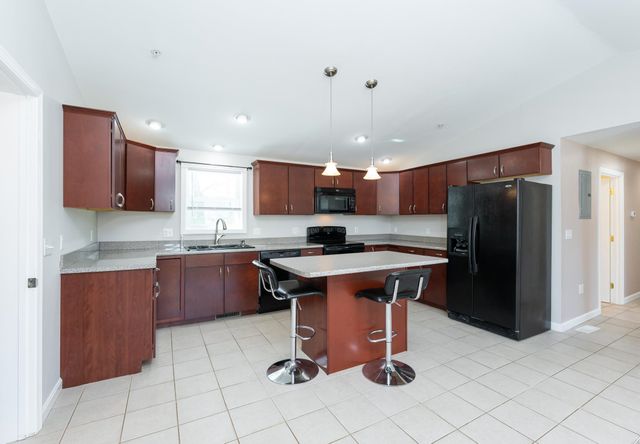 8 Ridgeview Avenue, Salem, NH 03079