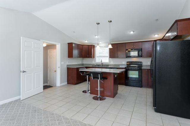 8 Ridgeview Avenue, Salem, NH 03079