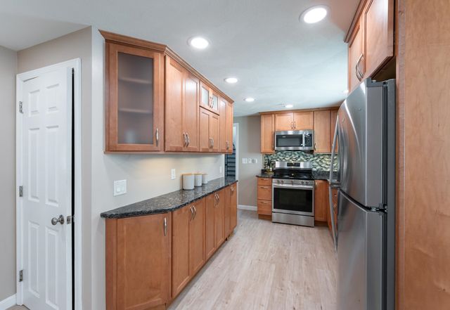 8 Ridgeview Avenue, Salem, NH 03079